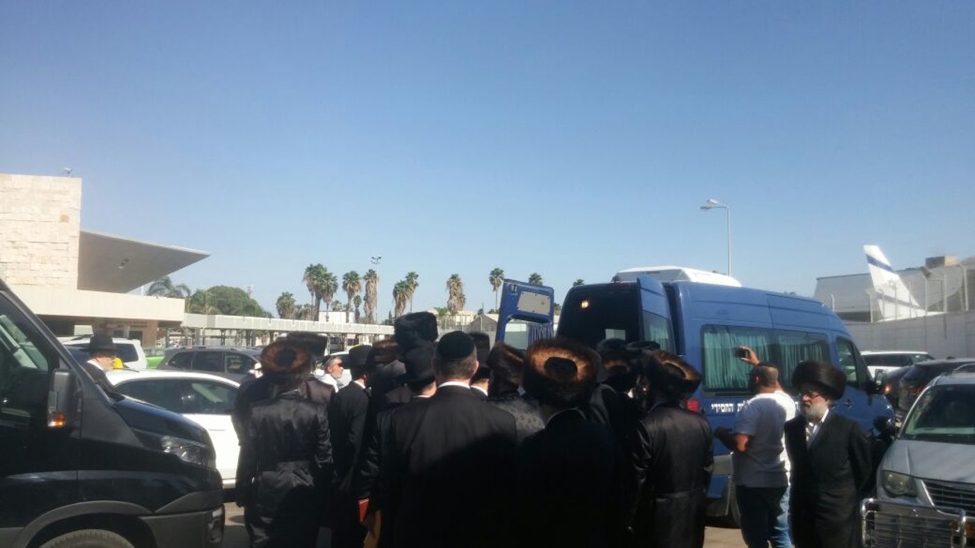 ראש הישיבה, האדמו"ר וסגן השר ממתינים לארון הנגיד