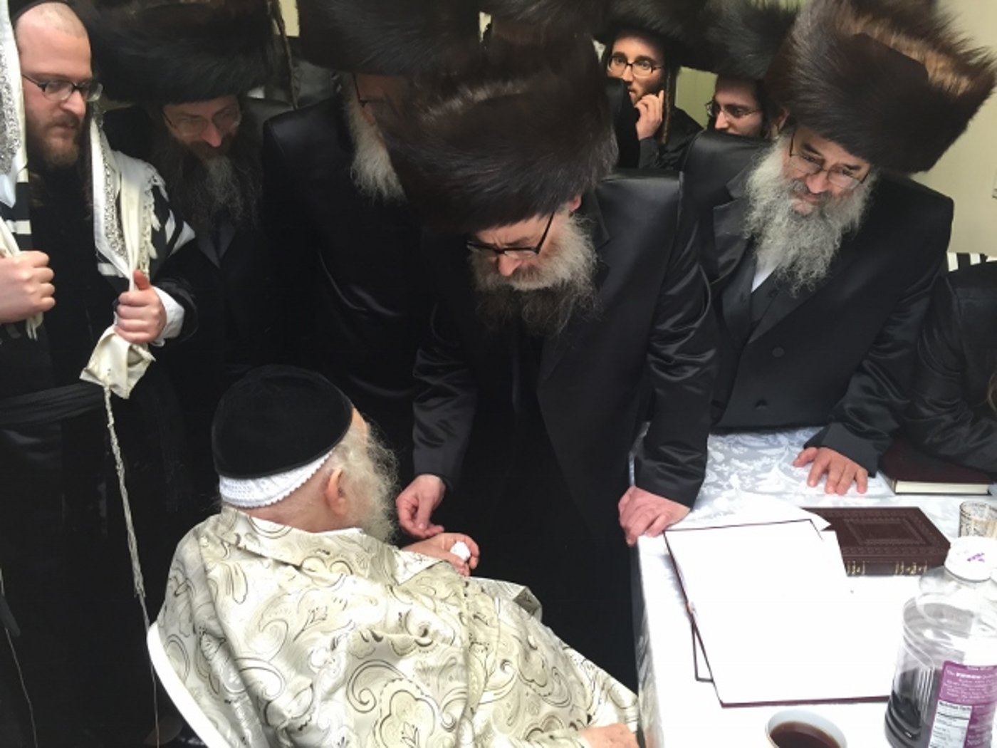 הגאב"ד שאושפז במצב קשה שר עם החסידים
