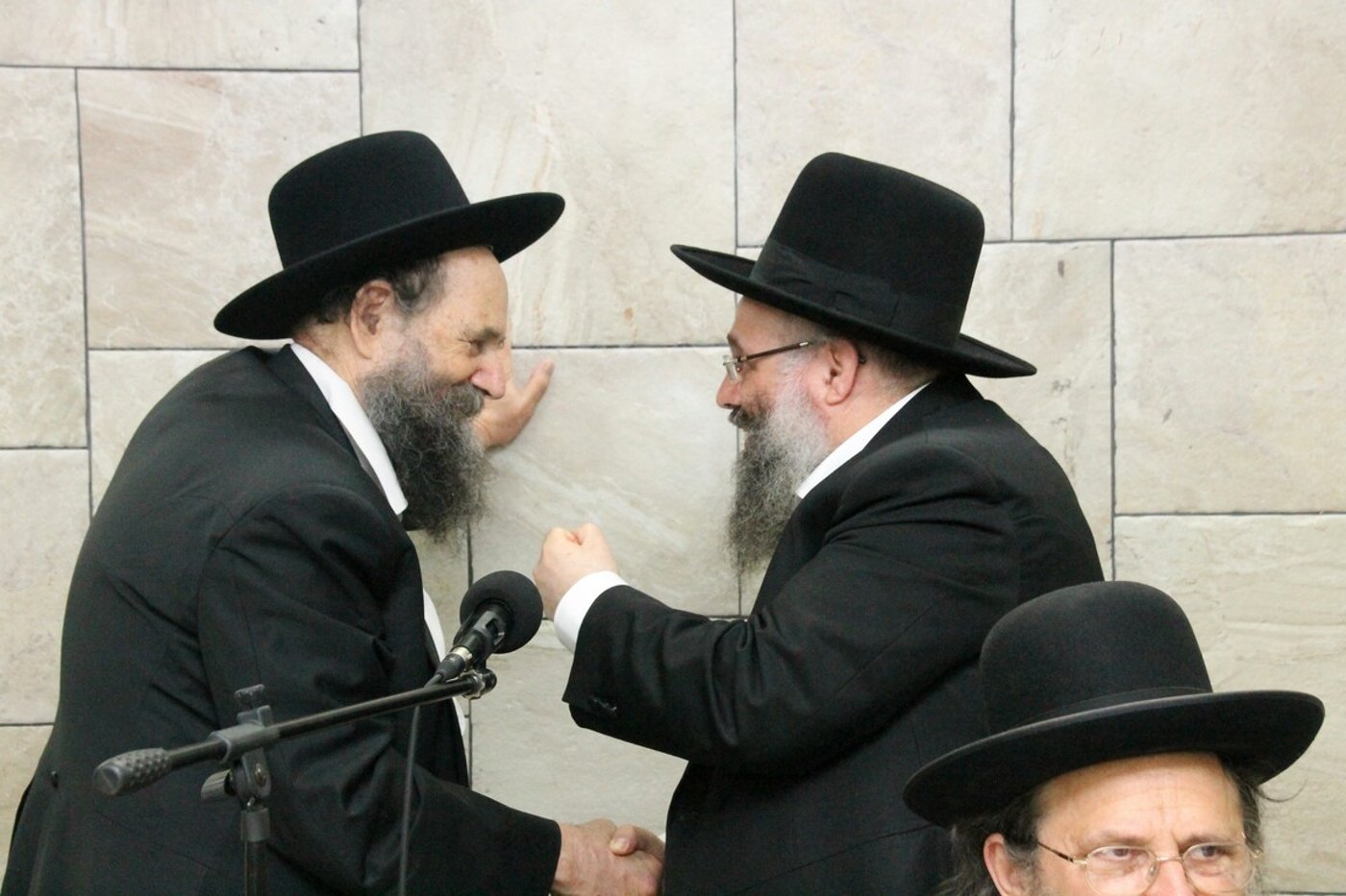 רבו של שיכון ה' הרב מרדכי בונים זילברברג ברמץ את בנו • צפו בגלריה