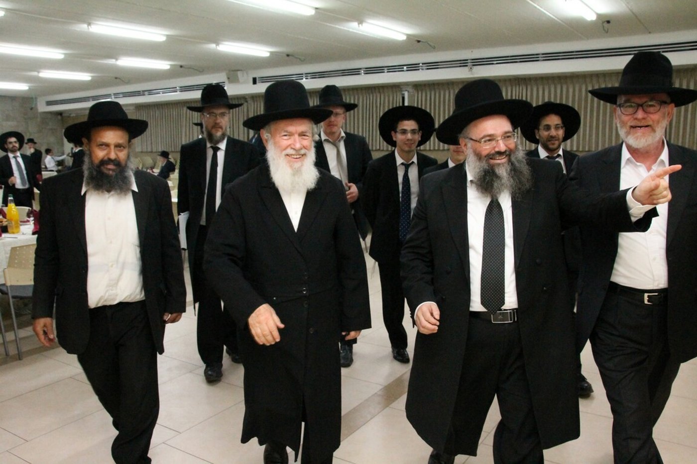 רבו של שיכון ה' הרב מרדכי בונים זילברברג ברמץ את בנו • צפו בגלריה
