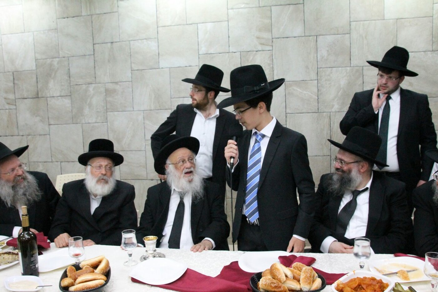 רבו של שיכון ה' הרב מרדכי בונים זילברברג ברמץ את בנו • צפו בגלריה