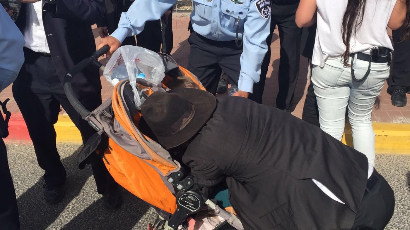 תיעוד: אברך משתמש בילדיו כדי לחסום כביש
