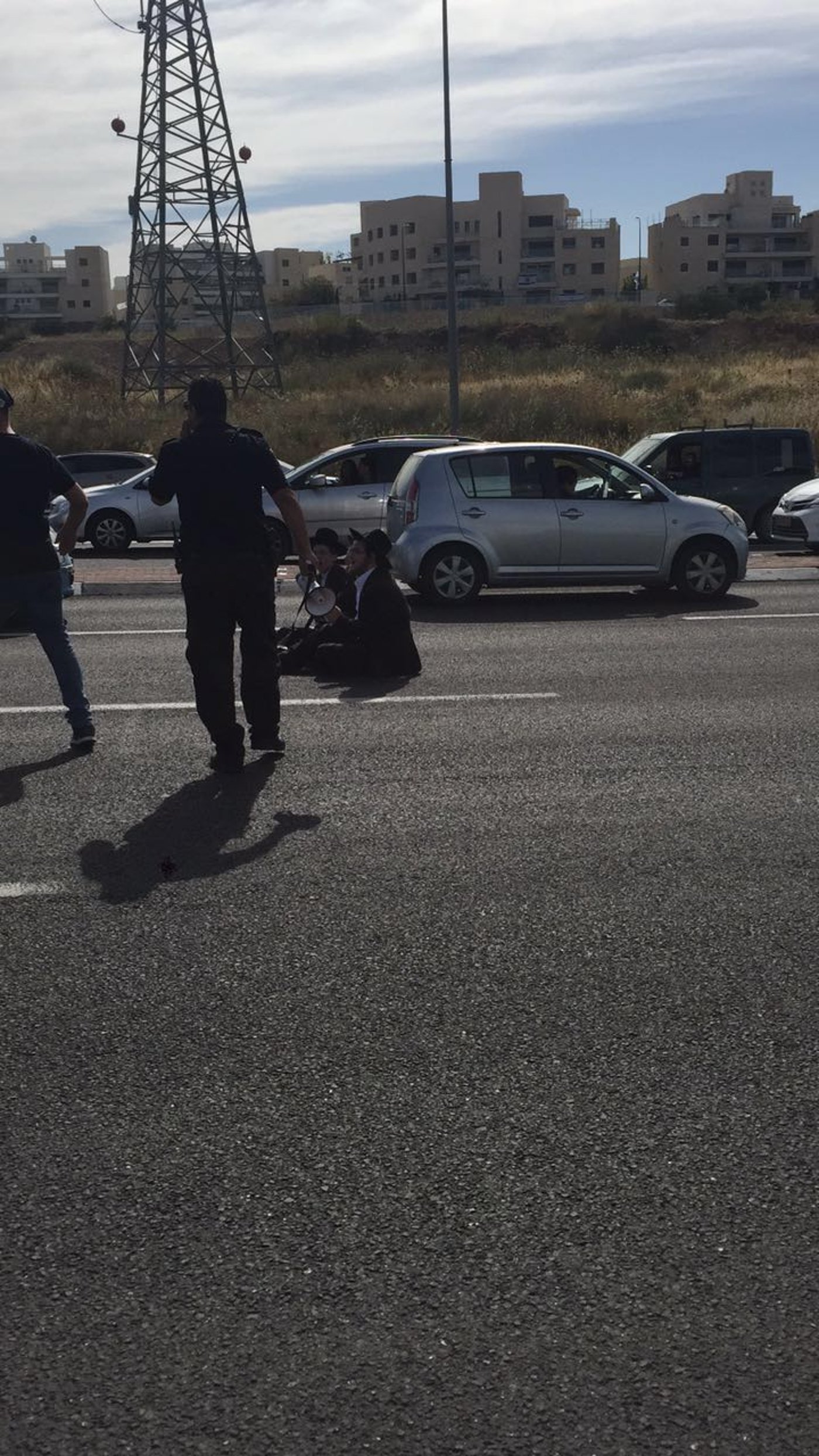 תיעוד: אברך משתמש בילדיו כדי לחסום כביש