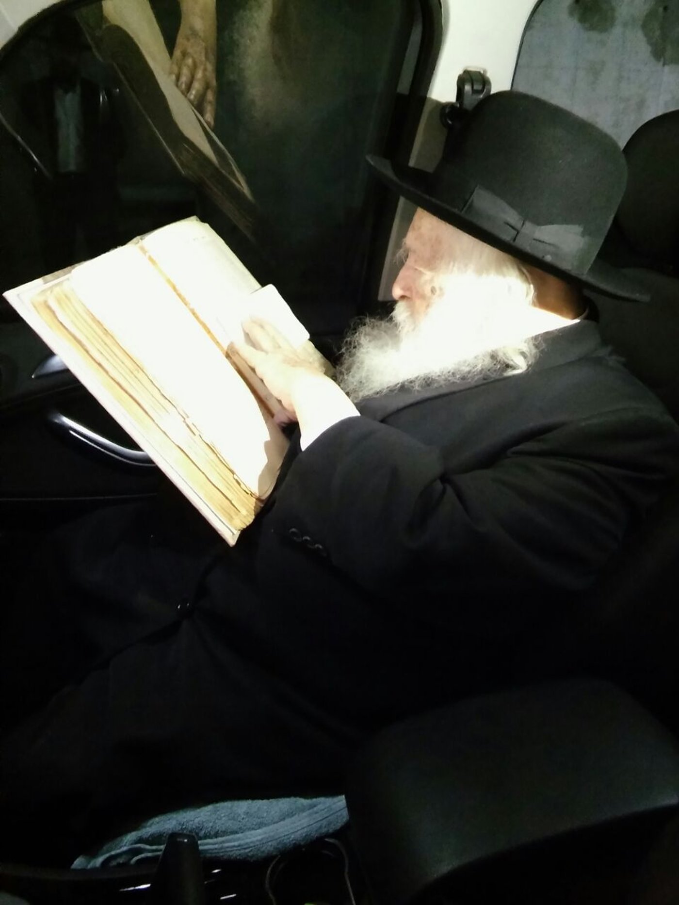 מדוע מרן רבי חיים קנייבסקי התעכב בתוך הרכב בחניה?