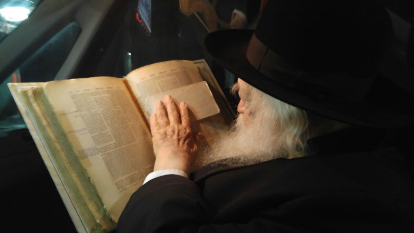 מדוע מרן רבי חיים קנייבסקי התעכב בתוך הרכב בחניה?