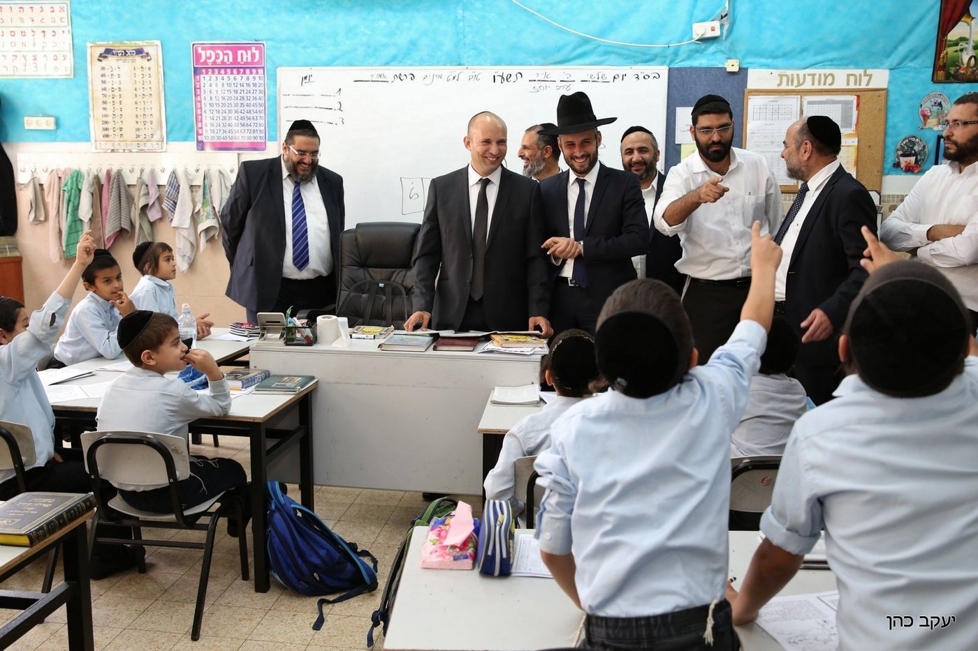 השר נפתלי בנט במוסדות ש"ס: אין סיבה שתקבלו פחות