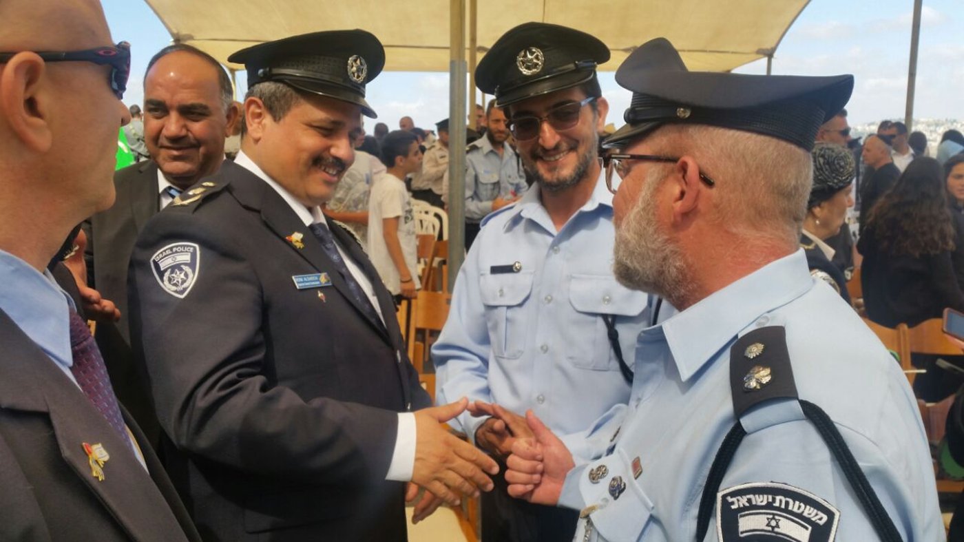 החזן דובל'ה הלר ריגש את צמרת המשטרה • וידאו