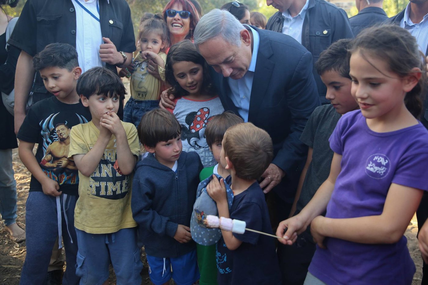 צפו: נתניהו עם הילדים במדורה