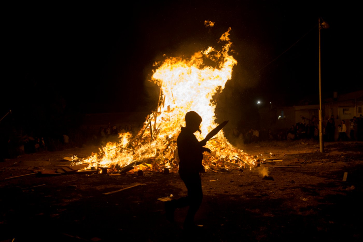 מאה שערים בערה עם מדורות ל"ג בעומר • צפו