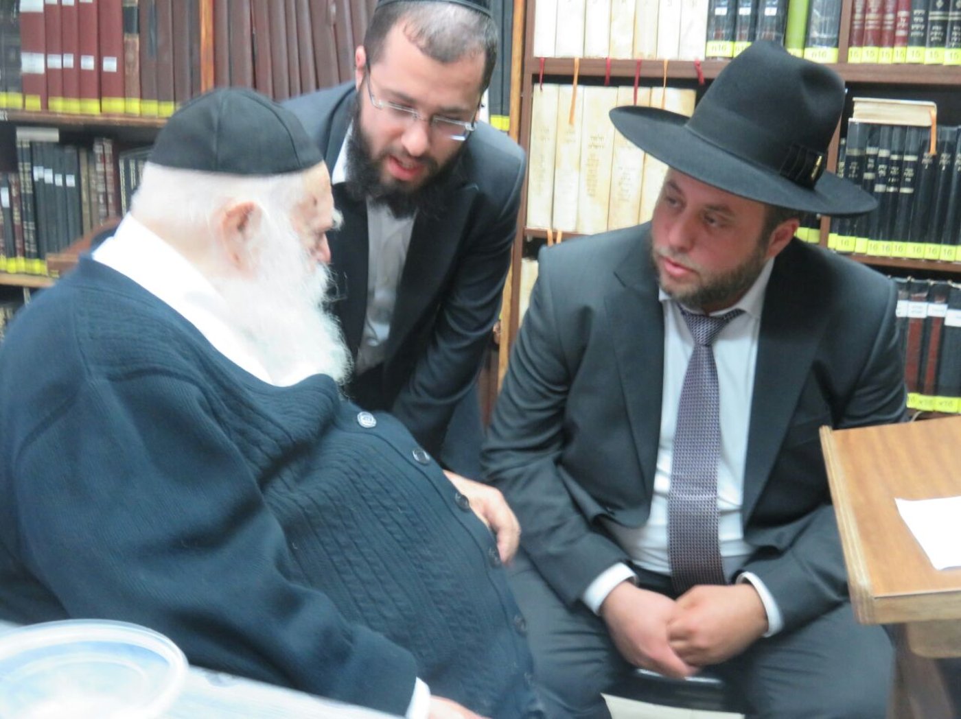 מיכי אלפר נכנס למעונו של הגר"ח קנייבסקי