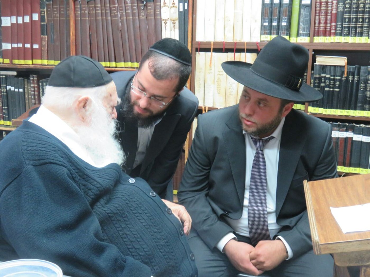 מיכי אלפר נכנס למעונו של הגר"ח קנייבסקי