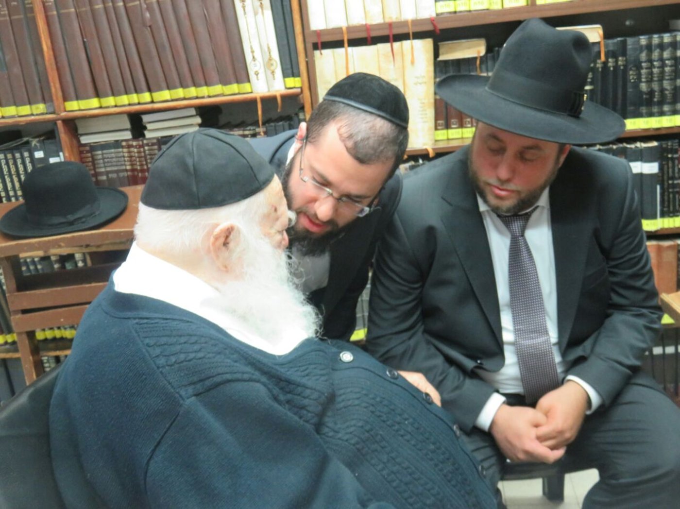 מיכי אלפר נכנס למעונו של הגר"ח קנייבסקי