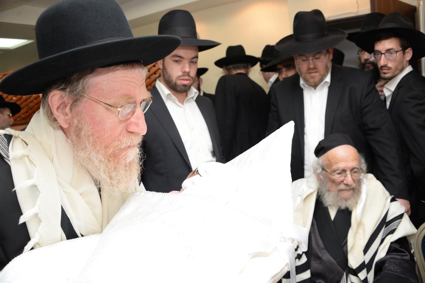 הגאון רבי יעקב אדלשטיין שימש כסנדק בברית לנינו • גלריה