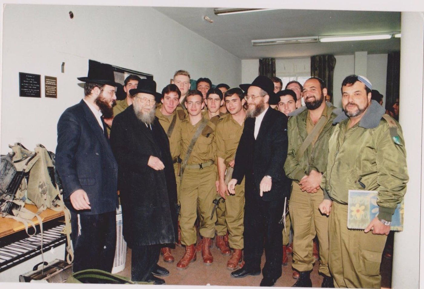 הגר"ש וולבה עם החיילים