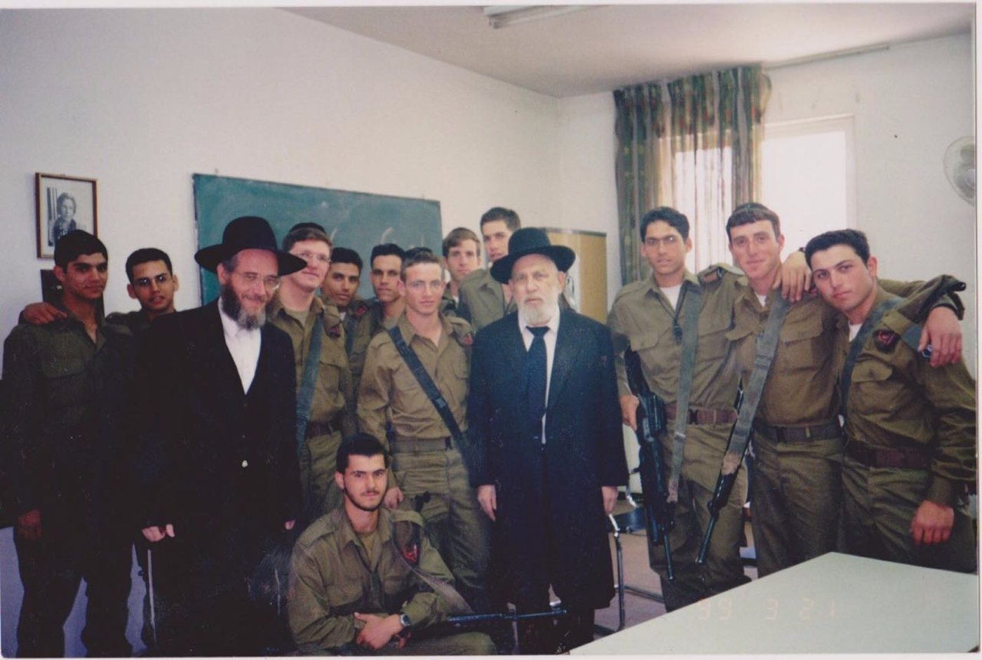 הגאון רבי שמעון משה דיסקין זצ"ל עם החיילים