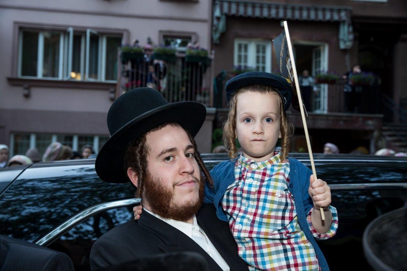 סאטמר: החברים הכניסו ספר תורה לעילוי נשמת חברם ז"ל