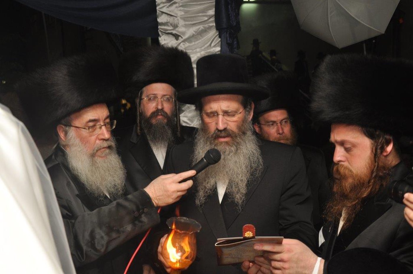 צפו בווידאו: האדמו"ר מנאראל רוקד בשמחת נישואי נכדתו