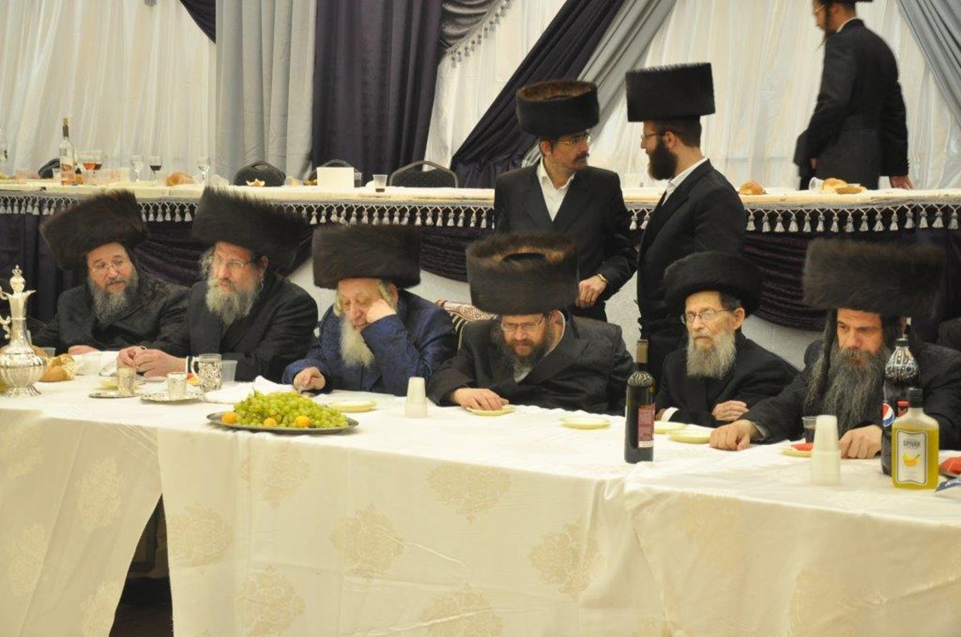 צפו בווידאו: האדמו"ר מנאראל רוקד בשמחת נישואי נכדתו