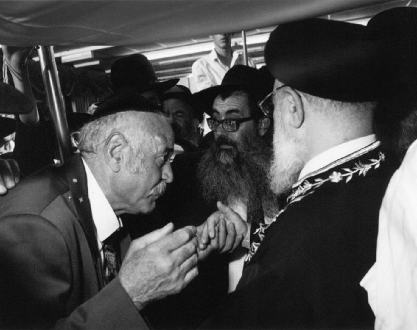 ר' ניסן עם מורה דרכו מרן הגר"ע יוסף