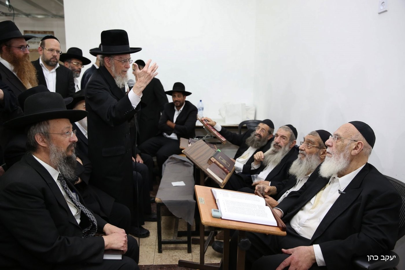 מנחמים את נשיא המועצת • היום השני