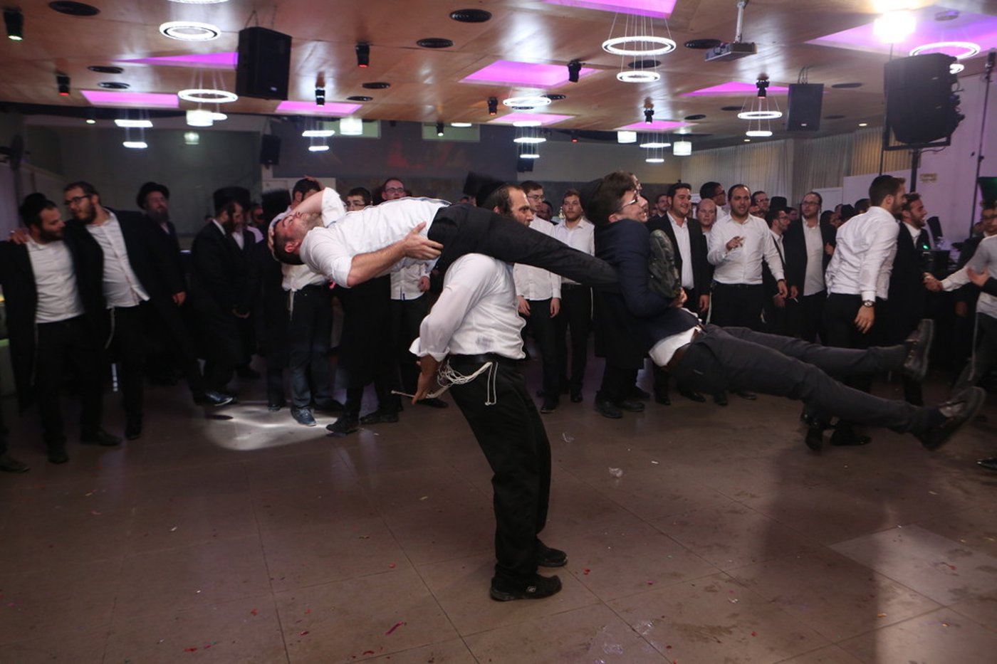 שדרן קו הנייעס התחתן, החברים חגגו. צפו
