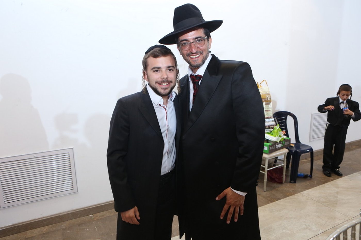 החזן דובל'ה הלר ברמץ את בנו • צפו בגלריה