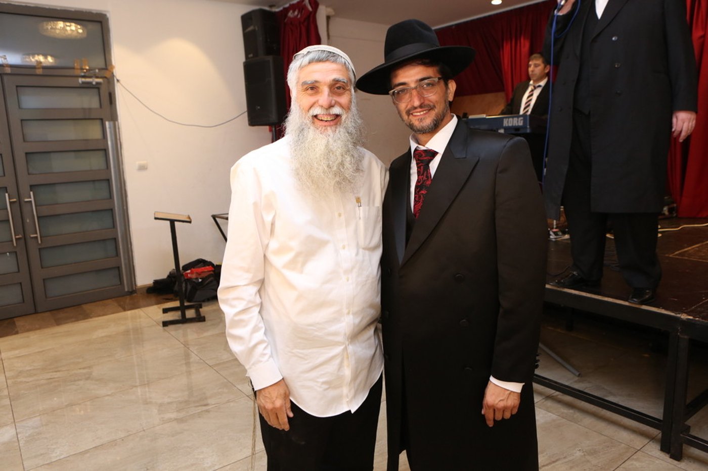 החזן דובל'ה הלר ברמץ את בנו • צפו בגלריה