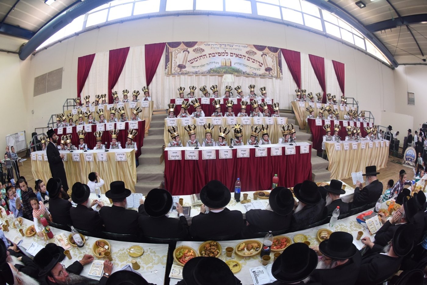 עם כתרים וגלימות: כך הילדים חגגו 'חומש סעודה' בויז'ניץ באלעד