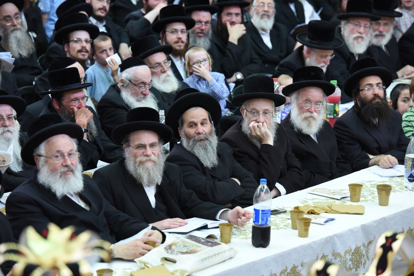 עם כתרים וגלימות: כך הילדים חגגו 'חומש סעודה' בויז'ניץ באלעד