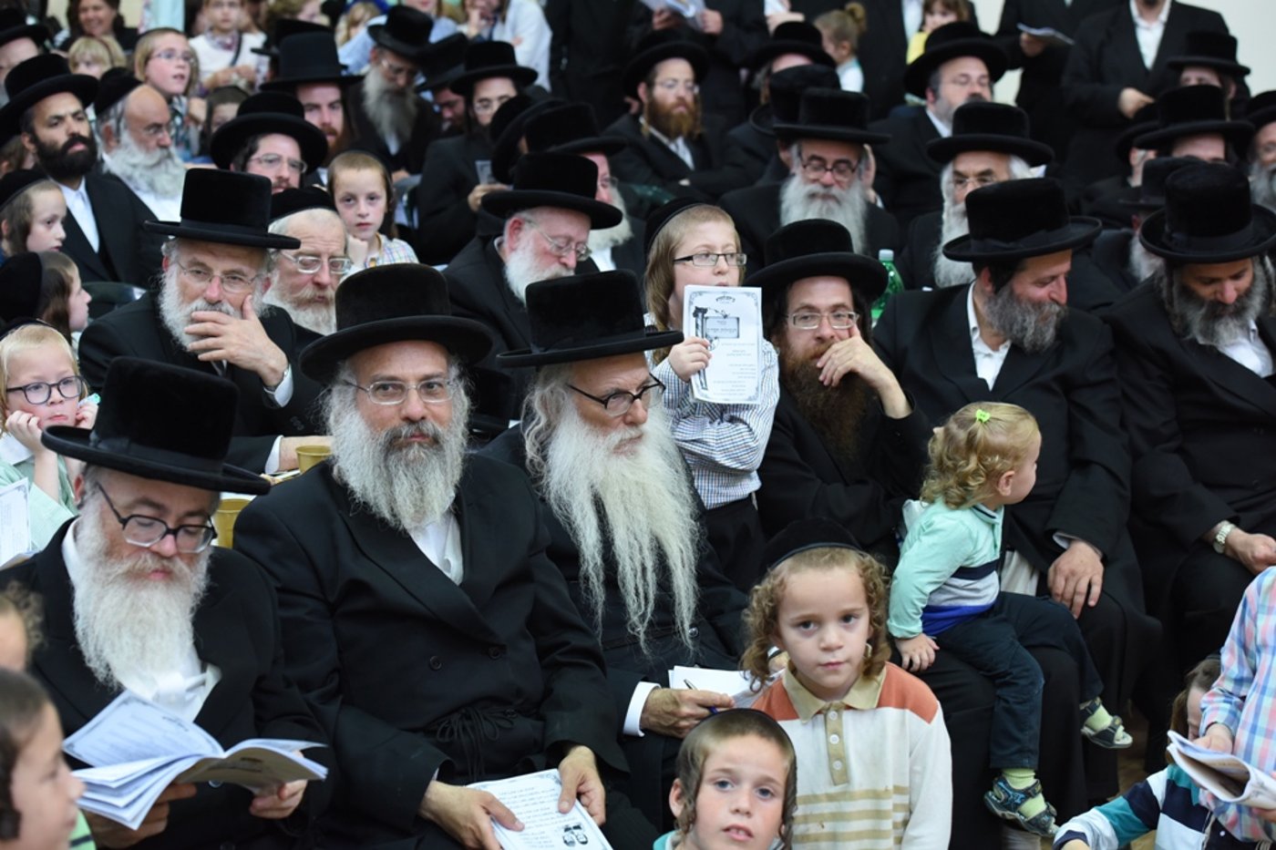 עם כתרים וגלימות: כך הילדים חגגו 'חומש סעודה' בויז'ניץ באלעד