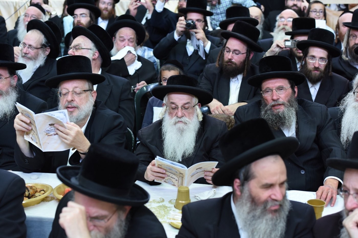 עם כתרים וגלימות: כך הילדים חגגו 'חומש סעודה' בויז'ניץ באלעד