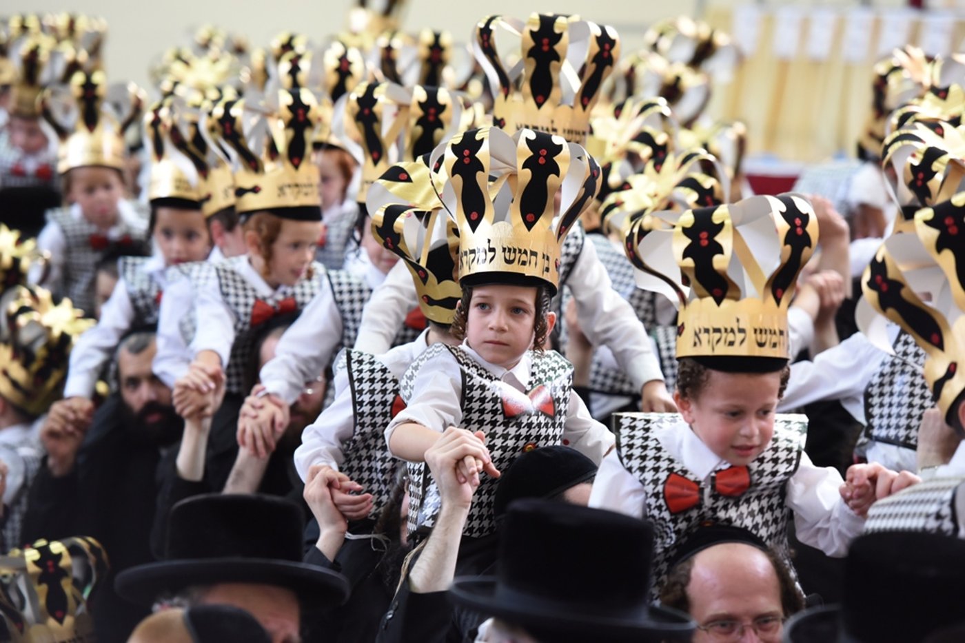 עם כתרים וגלימות: כך הילדים חגגו 'חומש סעודה' בויז'ניץ באלעד