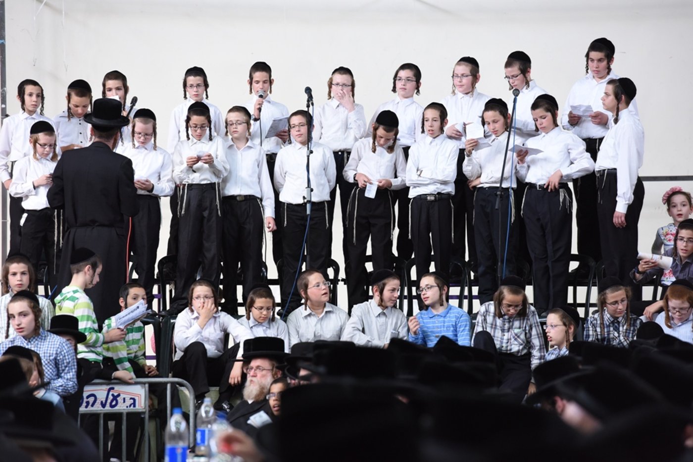 עם כתרים וגלימות: כך הילדים חגגו 'חומש סעודה' בויז'ניץ באלעד
