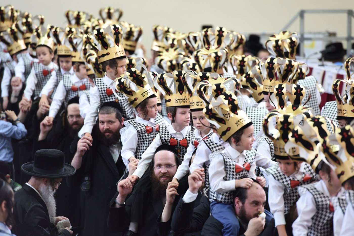 עם כתרים וגלימות: כך הילדים חגגו 'חומש סעודה' בויז'ניץ באלעד
