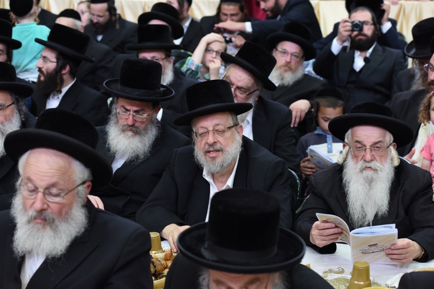 עם כתרים וגלימות: כך הילדים חגגו 'חומש סעודה' בויז'ניץ באלעד