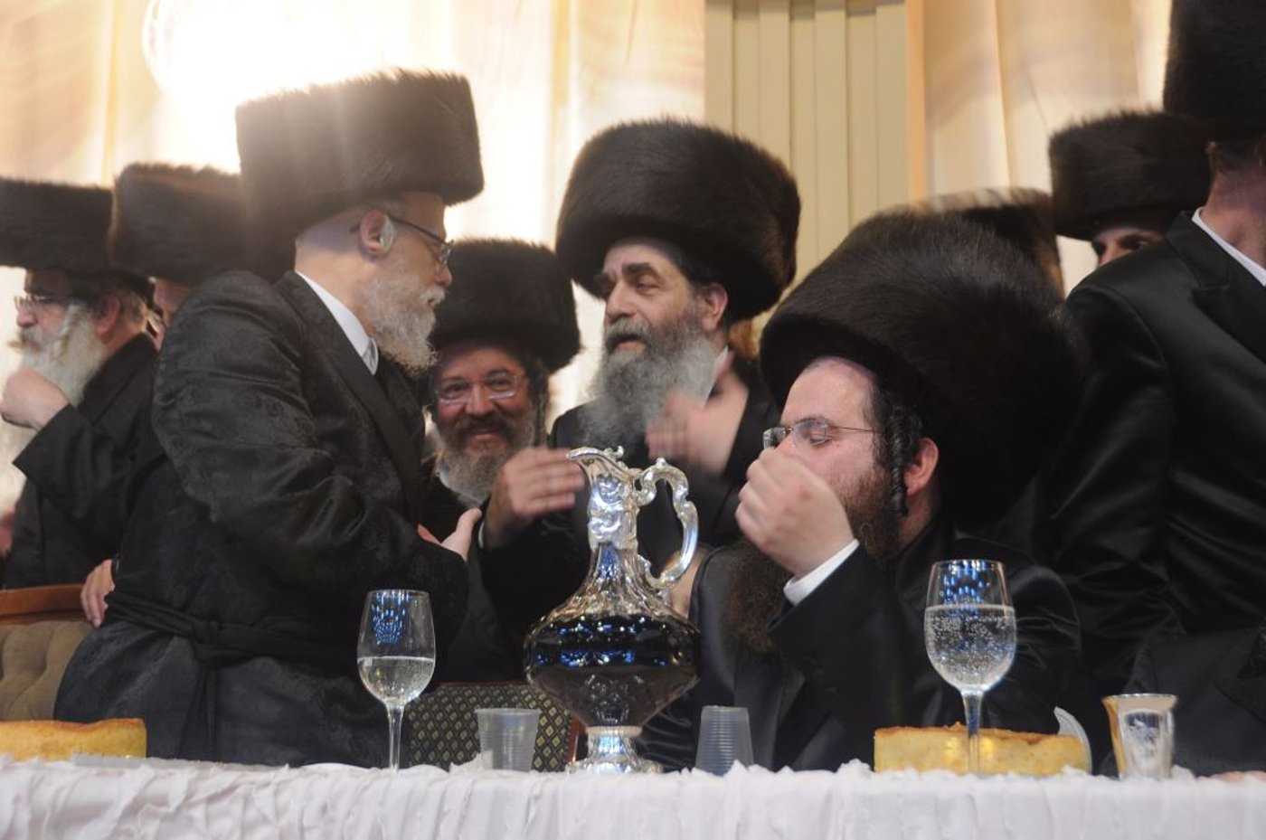 שמחת החתונה בחצרות טשורטקוב - סלונים