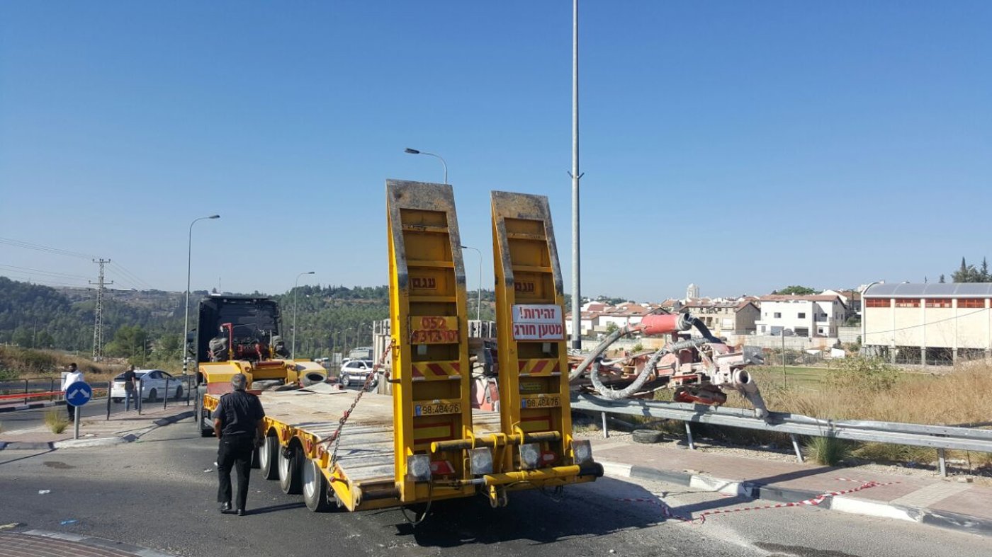 טרקטור נפל ממשאית, חרדית נהרגה וילדה בת 5 נפצעה אנוש