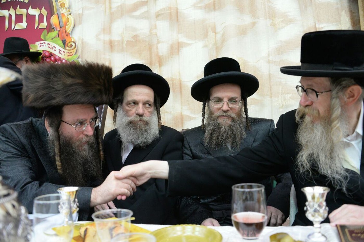 לפני היציאה למנוחה: האדמו"ר מנדבורנה אירס את בתו