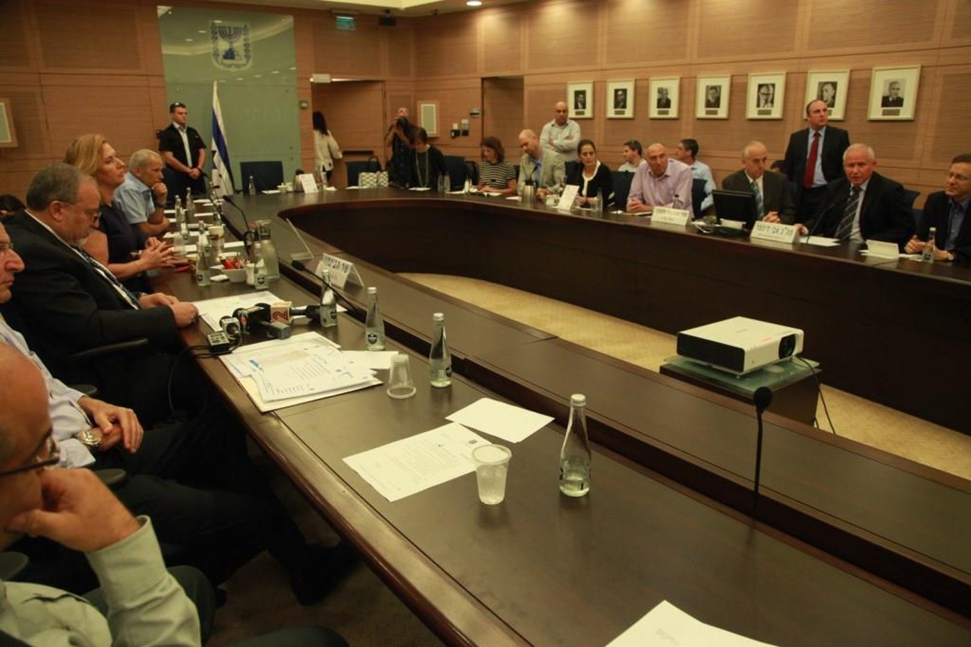 שר הביטחון: גם אם אלאור אזריה טעה, צריך לגבות אותו