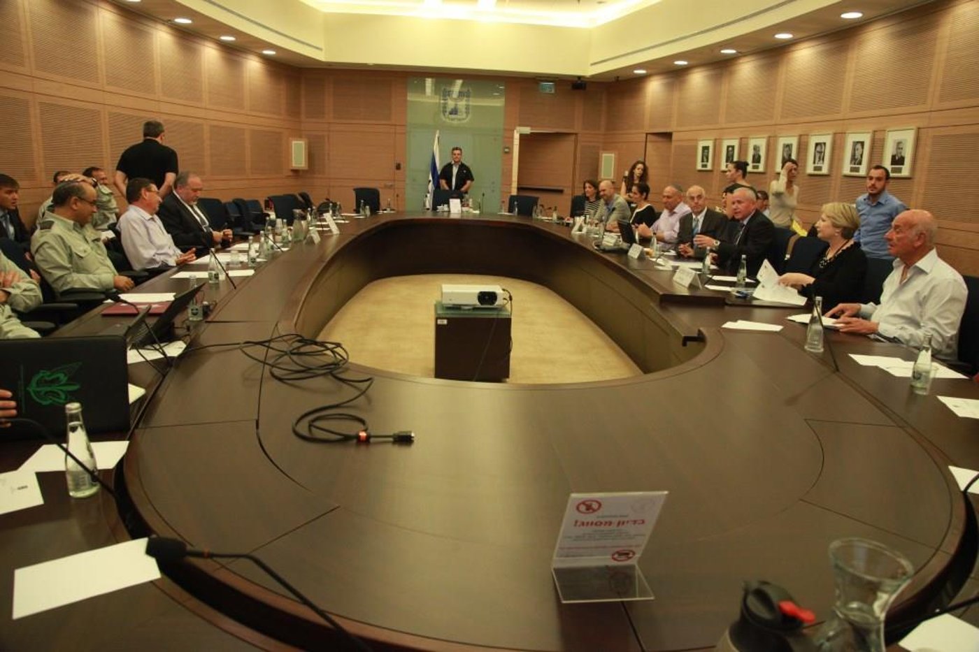 שר הביטחון: גם אם אלאור אזריה טעה, צריך לגבות אותו