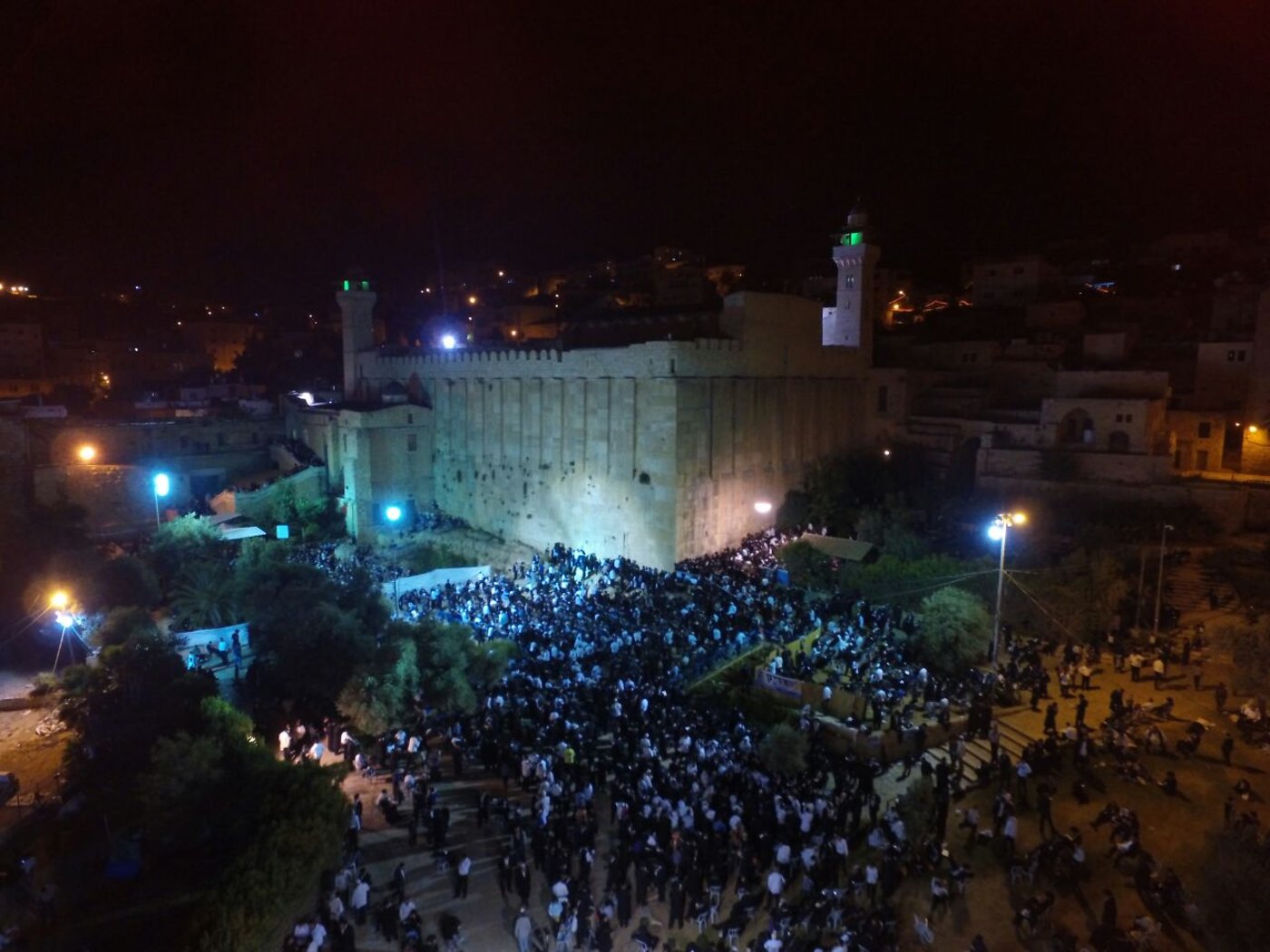 חסידי הרב ברלנד התאספו במערת המכפלה • צפו בתיעוד