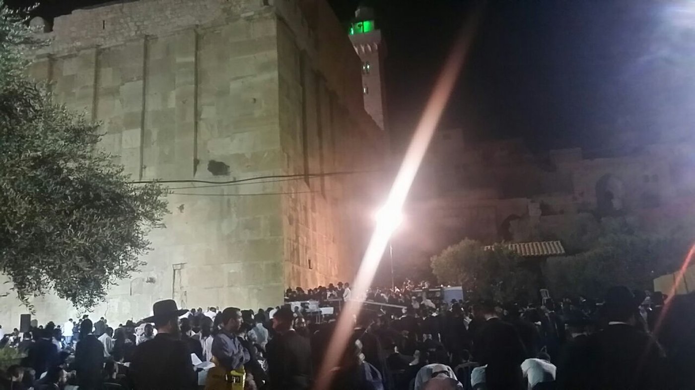 חסידי הרב ברלנד התאספו במערת המכפלה • צפו בתיעוד