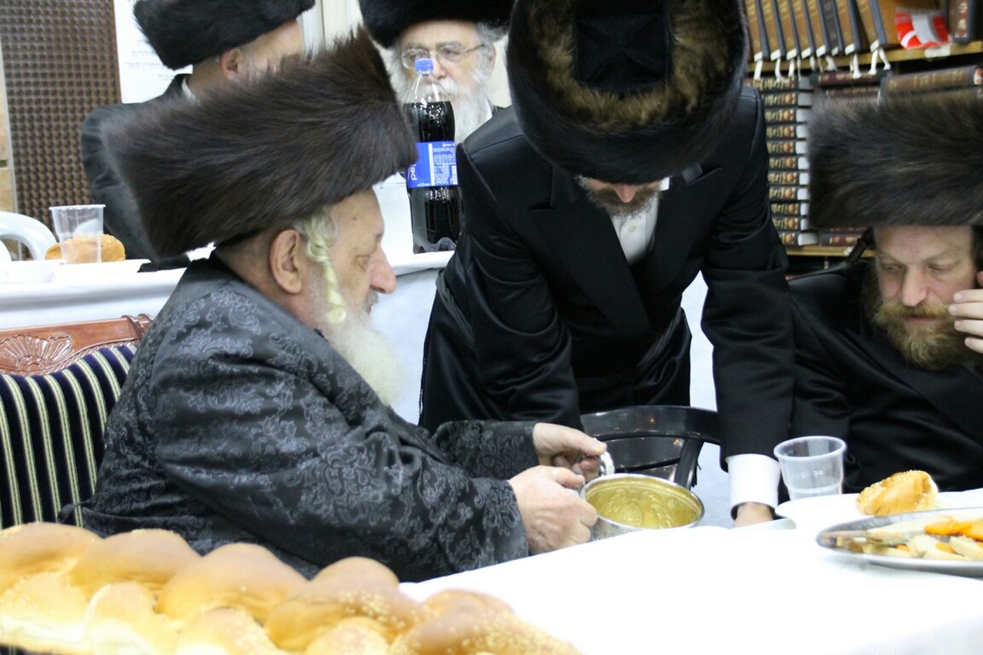 טיש יארצייט בנאראל. צפו בתיעוד