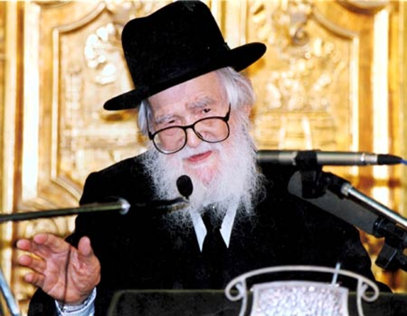 מרן הרב שך זצוק"ל בהיכל הישיבה