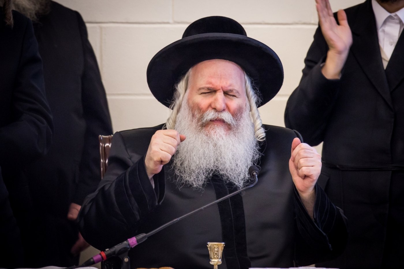 יארצייט בבאבוב: הטיש והעלייה לציון | צפו בתיעוד