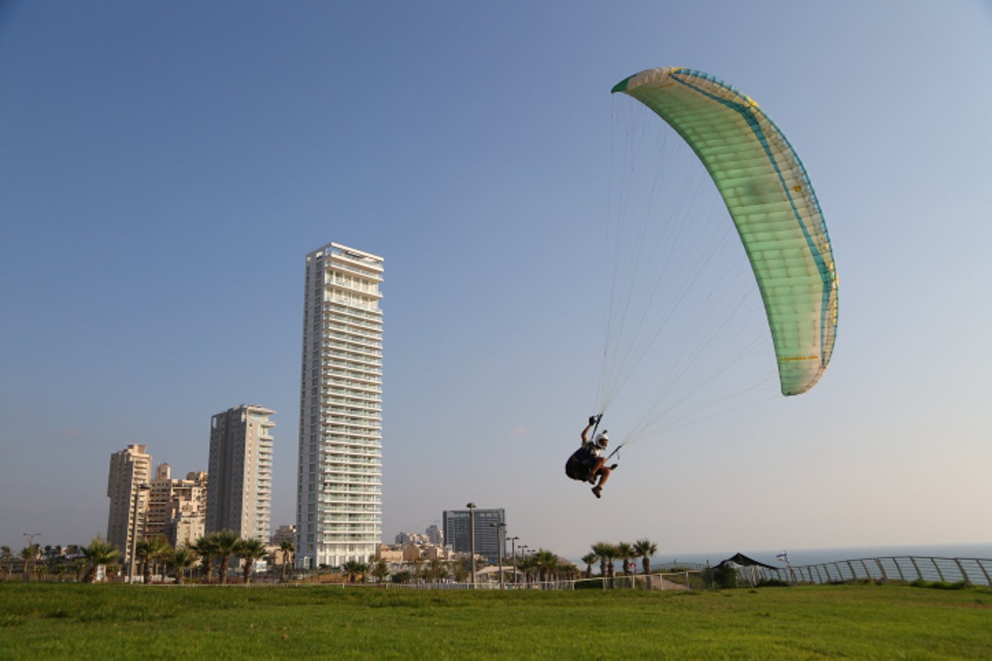 מרהיב: מצנחי רחיפה בחוף הים בנתניה