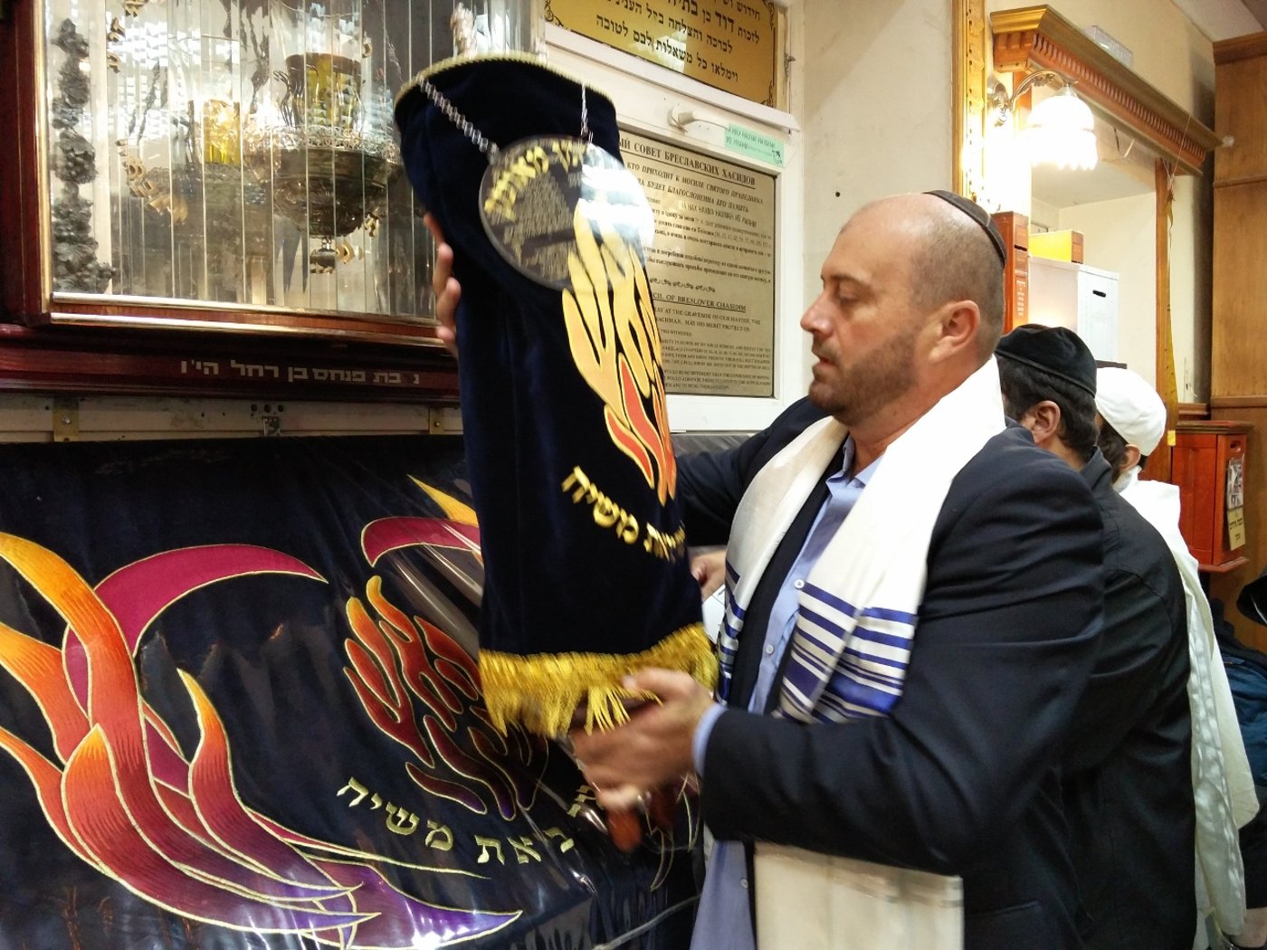 תיעוד ענק: כך מכניסים ספר תורה באומן
