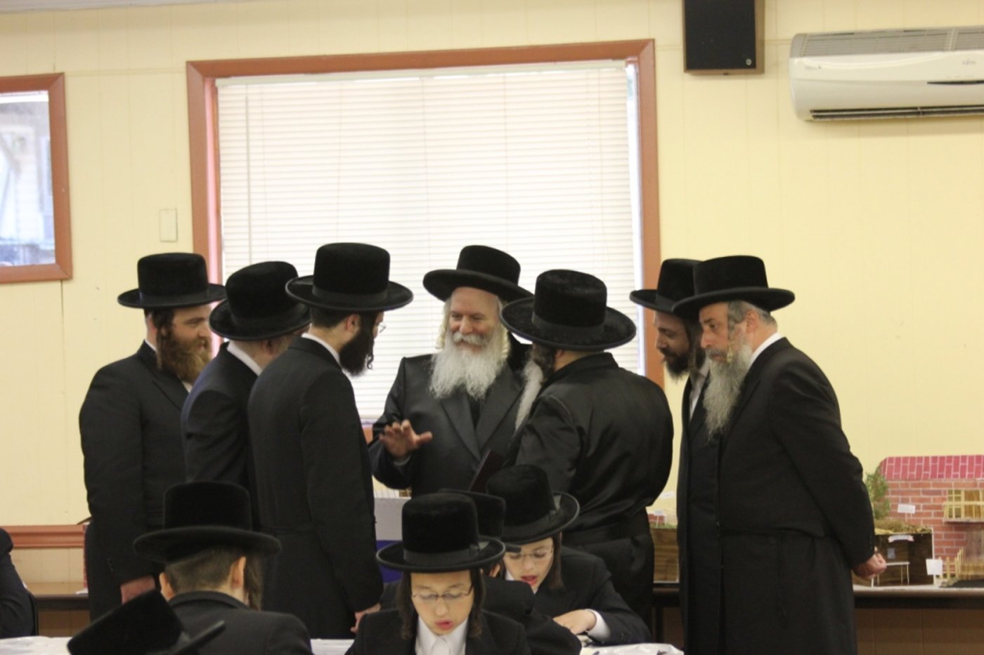 הרבי מבאבוב ביקר את תלמידיו בקעמפ