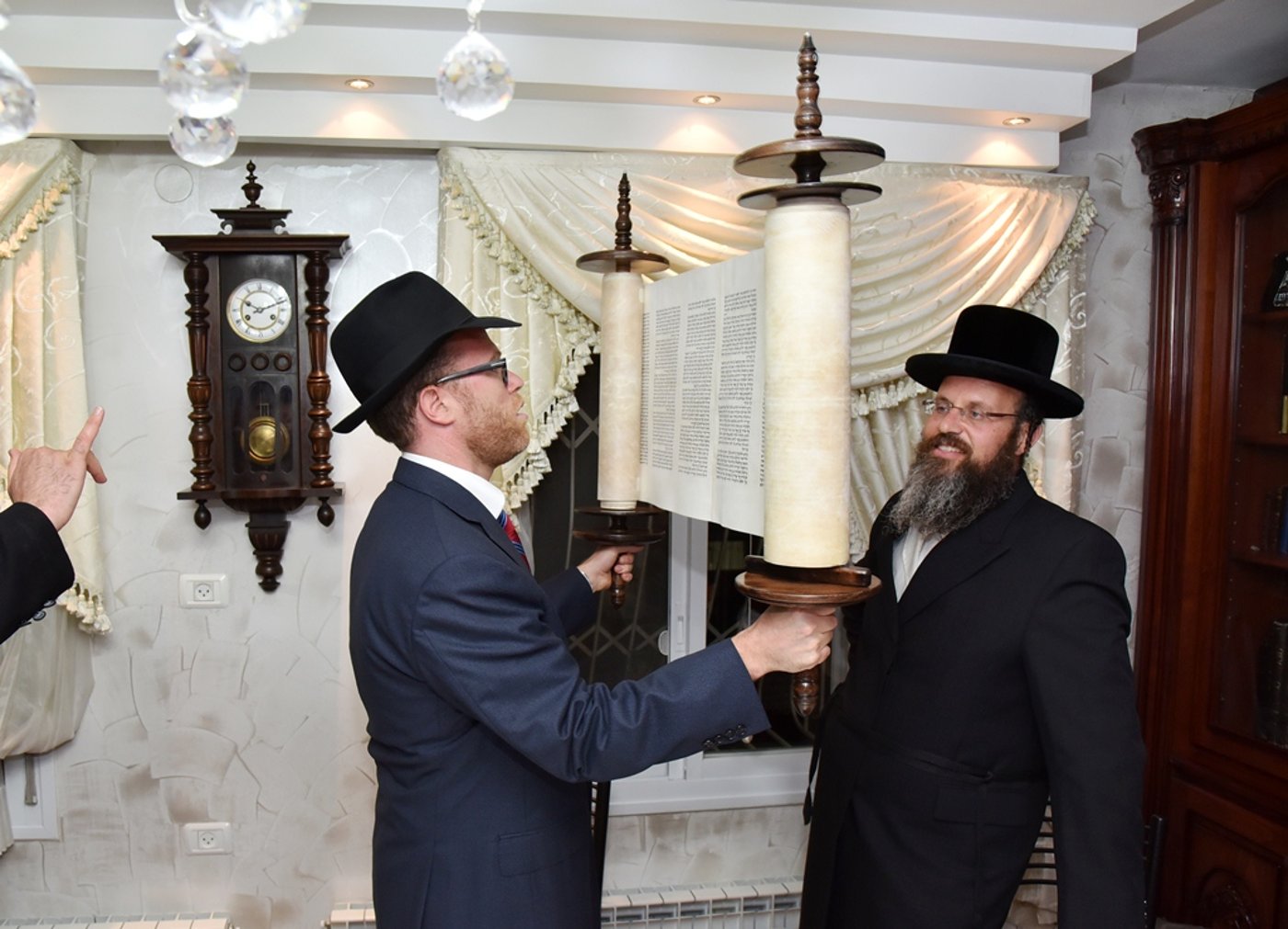 תיעוד מיוחד: הכנסת ספר תורה באמשינוב