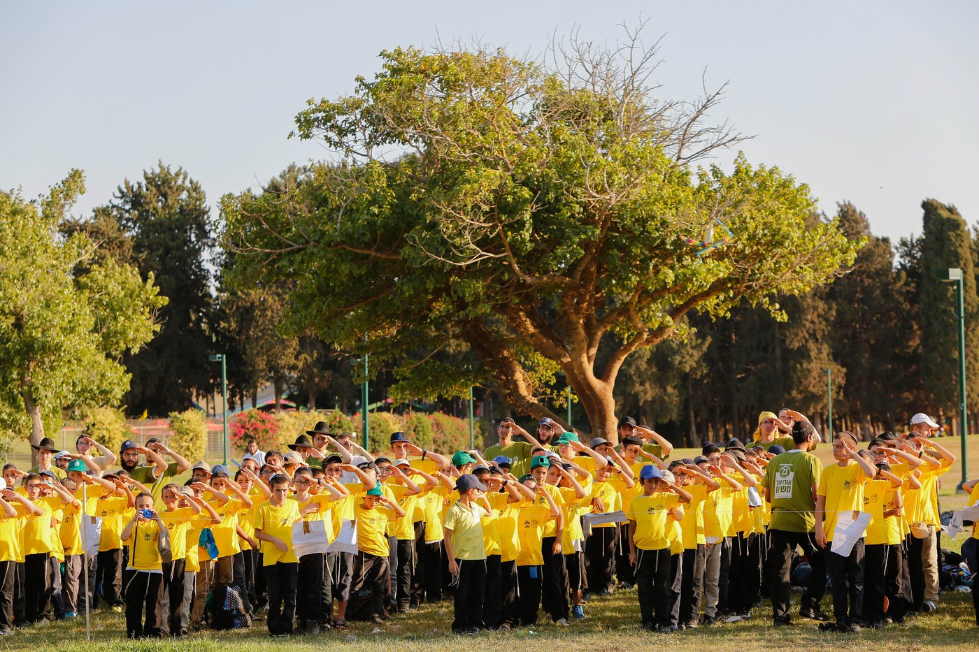 פארק המים נצבע צהוב: צפו ביום כיף של ילדי חב"ד